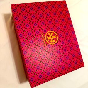 T MONOGRAM GOOD LUCK TRAINER